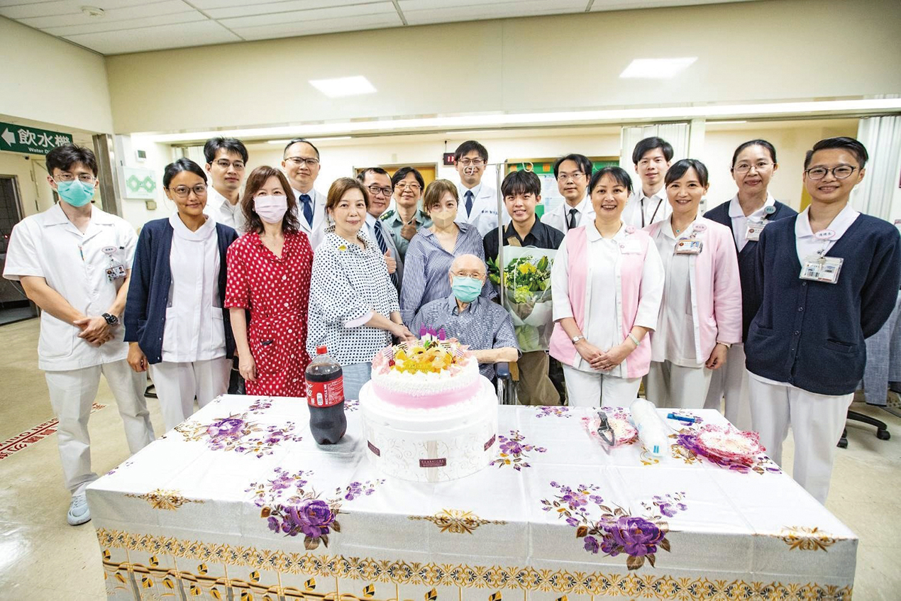 王伯伯與醫療團隊合照0